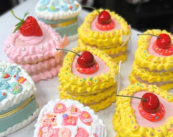 Mini Heart Cake Jewelry Box – Hand-Decorated Dessert-Inspired Trinket Holder for Rings & Earrings | Cute Vanity Décor Gift