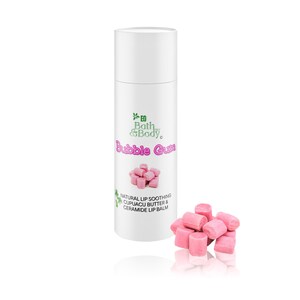 Puede incluir: Un tubo de bálsamo labial blanco con el texto "Bubble Gum" en rosa, acompañado de un grupo de caramelos rosas cuadrados. El tubo también presenta el nombre de la marca "Bath & Body" y las palabras "Natural Lip Soothing Cupuacu Butter & Ceramide Lip Balm."