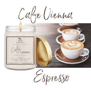 Op de afbeelding: Een Cafe Vienna geurkaars in een glazen pot met een gouden deksel, naast kopjes espresso. Het etiket luidt "Cafe Vienna" en vermeldt de geurnoten vanille, karamel en bruine suiker. De tekst "Espresso" is ook zichtbaar.