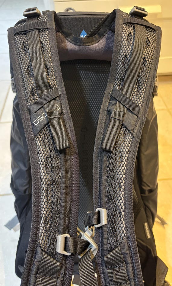 Osprey Hikelite 26 Backpack Black 26L Daypack 0/S 38–56 cm Hiking Travel AirSpeed Mesh Back . Rain cover included. Excellent Condition View 3