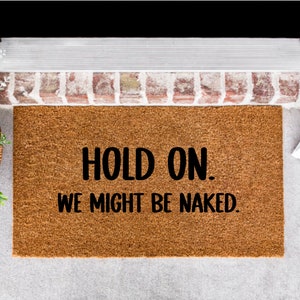 Podríamos estar desnudos Doormat personalizado, regalo de bienvenida, regalo de boda, felpudo de bienvenida personalizado