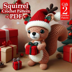 Peut inclure: Un écureuil crocheté portant un chapeau de Père Noël et tenant un coffret cadeau rouge. L'écureuil a un corps marron, un ventre blanc et une queue touffue. L'image comprend le texte "Squirrel Crochet Pattern - PDF". Il y a aussi deux coffrets cadeaux rouges en arrière-plan.