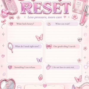 Puede incluir: Una página de planificador de cuidado personal rosa titulada Soft Life RESET con el texto Less pressure, more care. Incluye secciones de reflexión, decoradas con ilustraciones de un teléfono plegable, perfume, mariposas, lazos y un bolso acolchado.
