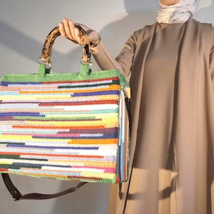 Sac fourre-tout coloré au crochet avec poignées en bambou - Cabas bohème en coton à rayures fait main