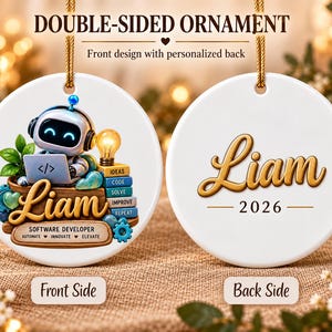 Może przedstawiać: Okrągła biała ceramiczna ozdoba z rysunkowym robotem, laptopem, żar&oacute;wką i imieniem Liam oraz napisem Software Developer, Automate, Innovate, Elevate. Na odwrocie znajduje się imię Liam i rok 2026 wykonane złotą czcionką.