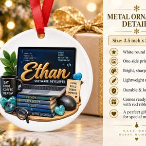 Może przedstawiać: Okrągła biała metalowa ozdoba o wymiarach 8,9 cm na 8,9 cm, przedstawiająca grafikę laptopa z imieniem Ethan, czarny kubek do kawy z napisem Eat Code Coffee Repeat, stos książek, okulary oraz myszkę komputerową.
