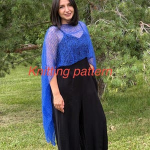 Könnte beinhalten: Ein leuchtend blauer, locker gestrickter und halbtransparenter Poncho mit einer groben Netzstruktur. Das Kleidungsstück wird über einem schwarzen Jumpsuit getragen. Der Text "knitting pattern" ist in Rot über die Bildmitte gelegt.