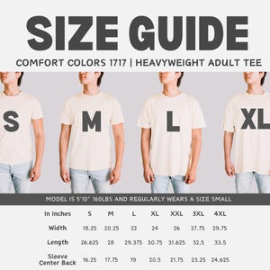K&ouml;nnte beinhalten: Gr&ouml;&szlig;entabelle f&uuml;r Comfort Colors 1717 Heavyweight Adult Tee. Das Bild zeigt eine Gr&ouml;&szlig;entabelle mit Ma&szlig;en in Zoll f&uuml;r verschiedene Gr&ouml;&szlig;en, einschlie&szlig;lich S, M, L und XL. Die Tabelle enth&auml;lt auch Ma&szlig;e f&uuml;r XXL, 3XL und 4XL. Das Model ist 1,78 m gro&szlig;, wiegt 72,5 kg und tr&auml;gt normalerweise Gr&ouml;&szlig;e S.