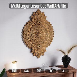 Puede incluir: Una obra de arte mural multicapa cortada con láser en tono madera natural, con un intrincado diseño de mandala. La obra de arte está montada en una pared blanca sobre un mueble de madera. El texto "Multi Layer Laser Cut Wall Art File" está en la parte superior.