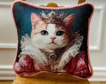 Handgemaakt kattenpoppenhuiskussen | Katoenen miniatuurdecor op schaal 1:12