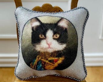 Handgemaakt poppenhuiskussen met kattenprint | Miniatuurdecor op schaal 1:12