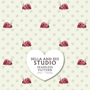 Könnte beinhalten: Ein nahtloses Muster mit aquarellierten roten Marienkäfern mit schwarzen Punkten auf einem hellcremefarbenen Hintergrund mit hellgrünen Punkten. Ein weißes herzförmiges Etikett zeigt den Text BELLA AND BEE STUDIO SEAMLESS PATTERN JPEG 300dpi.