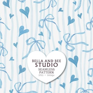Könnte beinhalten: Ein nahtloses Muster mit hellblauen Aquarellherzen und Schleifen auf weißem Grund mit vertikalen hellblauen Streifen. Ein zentrales herzförmiges Etikett zeigt den Text BELLA AND BEE STUDIO SEAMLESS PATTERN JPEG 300dpi.