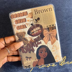 Peut inclure: Coque de téléphone transparente avec un motif collage. Le design comprend les textes "BROWN SKIN GIRL" et "Bratz", un ours en peluche, des roses et une femme aux longs cheveux noirs, dans des tons marron, beige et crème.