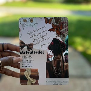 Könnte beinhalten: Eine rechteckige Karte mit dem Text "ctrl+alt+del" und den Worten "CONTROL YOURSELF, ALTER YOUR THINKING, DELETE NEGATIVITY". Die Karte zeigt auch eine Frauensilhouette, Schmetterlinge und den Text "I love being a soft feminine Black girl."