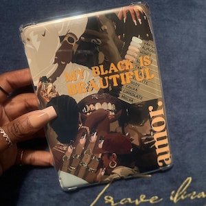 Könnte beinhalten: Transparente Tablet-Hülle mit einem grafischen Design mit dem Text "My Black is Beautiful" in Orange und Schwarz. Das Design umfasst Illustrationen von Menschen, Schmuck und das Wort "amor."