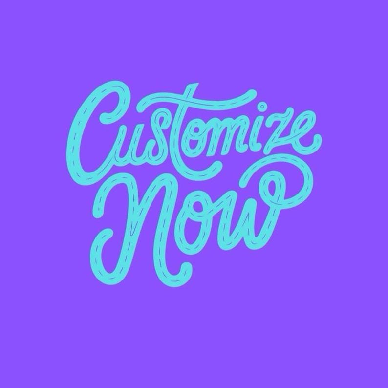 Pu&ograve; includere: Grafica con le parole "Customize Now" in un carattere corsivo blu chiaro con effetto cucito, su uno sfondo viola pieno. Il design &egrave; semplice e accattivante.