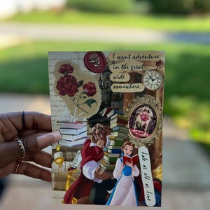 Op de afbeelding: Een collage met illustraties van personages uit Belle en het Beest, met de tekst "I want adventure in the great wide somewhere." De collage bevat een klok, een roos en de woorden "tale as old as time."