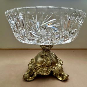 Élégant grand bol vintage en cristal taillé avec support en bronze orné