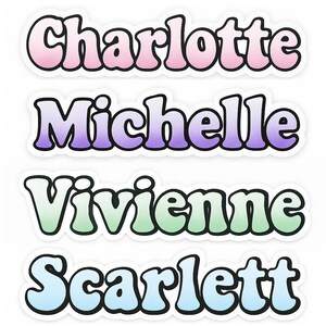 以下が含まれることがあります： 「Charlotte」、「Michelle」、「Vivienne」、「Scarlett」という名前の4つのステッカー。 各名前は異なる色のグラデーションで、黒いアウトラインが付いています。 「Charlotte」はピンクと紫です。 「Michelle」は紫とラベンダーです。 「Vivienne」は緑と白です。 「Scarlett」は青と白です。