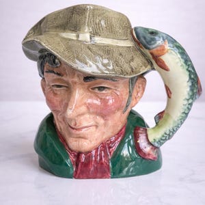 Jarra Toby pequeña Royal Doulton "The Poacher" D6429 – Sello posterior COPR de principios de 1954
