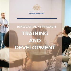 Può includere: Una sessione di formazione aziendale in una stanza luminosa. Un uomo in camicia blu e jeans presenta a un gruppo. Il testo sul muro recita "Innovative Approach Training and Development" e "Learning and partners".