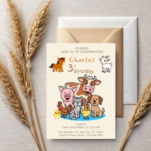 Puede incluir: Una tarjeta de invitación de cumpleaños color crema con animales de granja dibujados, incluyendo un caballo, cabra, vaca, cerdo, gato, perro y pollos. El texto dice: PLEASE JOIN US IN CELEBRATING Charles 3rd birthday, SUNDAY 24TH SEPTEMBER, AT 2:30 PM, 123 Anywhere St, Any City, ST 12345, RSVP to Maria Phone: 123-456-7890.