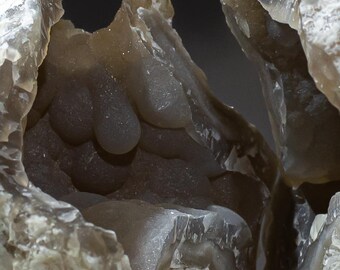 Muestra de mineral de calcedonia / Exhibición, decoración del hogar y colección / Brilla en suaves tonos lechosos