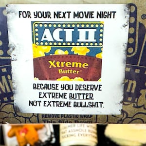 Puede incluir: Primer plano de una bolsa de palomitas de ma&iacute;z con una etiqueta que dice "ACT II Xtreme Butter". La etiqueta tambi&eacute;n incluye el texto "FOR YOUR NEXT MOVIE NIGHT" y "BECAUSE YOU DESERVE EXTREME BUTTER. NOT EXTREME BULLSHIT."