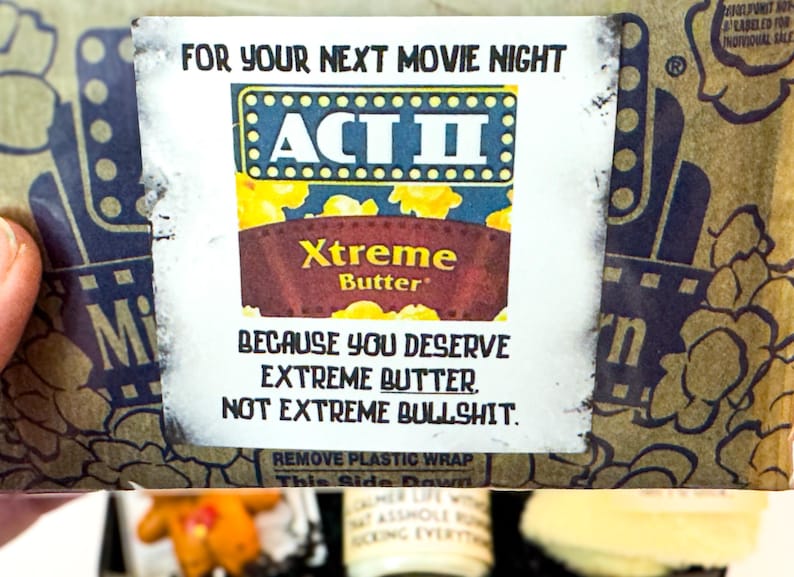 Puede incluir: Primer plano de una bolsa de palomitas de ma&iacute;z con una etiqueta que dice "ACT II Xtreme Butter". La etiqueta tambi&eacute;n incluye el texto "FOR YOUR NEXT MOVIE NIGHT" y "BECAUSE YOU DESERVE EXTREME BUTTER. NOT EXTREME BULLSHIT."