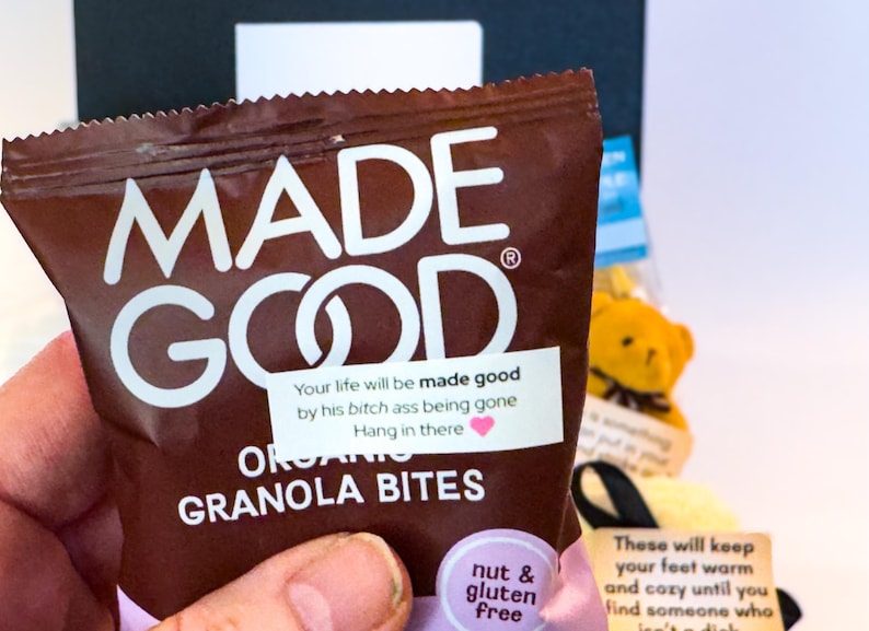 Puede incluir: Una bolsa marr&oacute;n de granola org&aacute;nica "MADE GOOD". La bolsa tiene texto blanco y una peque&ntilde;a pegatina con un mensaje. Tambi&eacute;n son visibles las palabras "sin nueces y sin gluten".