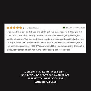 Puede incluir: Captura de pantalla de una rese&ntilde;a de cliente con una calificaci&oacute;n de 5 estrellas y una recomendaci&oacute;n. La rese&ntilde;a elogia la calidad del regalo y el servicio del vendedor. Debajo, el texto dice: "Un agradecimiento especial a mi ex por la inspiraci&oacute;n para crear esta obra maestra, al menos fuiste bueno para algo, perdedor."