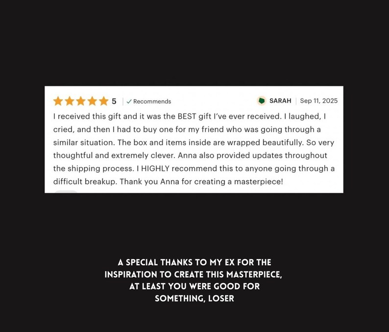 Puede incluir: Captura de pantalla de una rese&ntilde;a de cliente con una calificaci&oacute;n de 5 estrellas y una recomendaci&oacute;n. La rese&ntilde;a elogia la calidad del regalo y el servicio del vendedor. Debajo, el texto dice: "Un agradecimiento especial a mi ex por la inspiraci&oacute;n para crear esta obra maestra, al menos fuiste bueno para algo, perdedor."