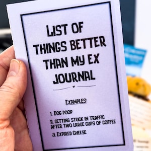 Puede incluir: Una tarjeta blanca con borde negro y texto que dice "LISTA DE COSAS MEJORES QUE MI EX DIARIO." Se enumeran ejemplos como "CACA DE PERRO", "ATASCARSE EN EL TR&Aacute;FICO" y "QUESO CADUCADO."