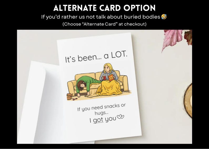 Op de afbeelding: Een witte wenskaart met een cartoon van twee personen op een gele bank. E&eacute;n persoon ligt, de ander zit met snacks. De tekst luidt: It's been... a LOT. If you need snacks or hugs... I got you. De kaart wordt getoond met een witte envelop.
