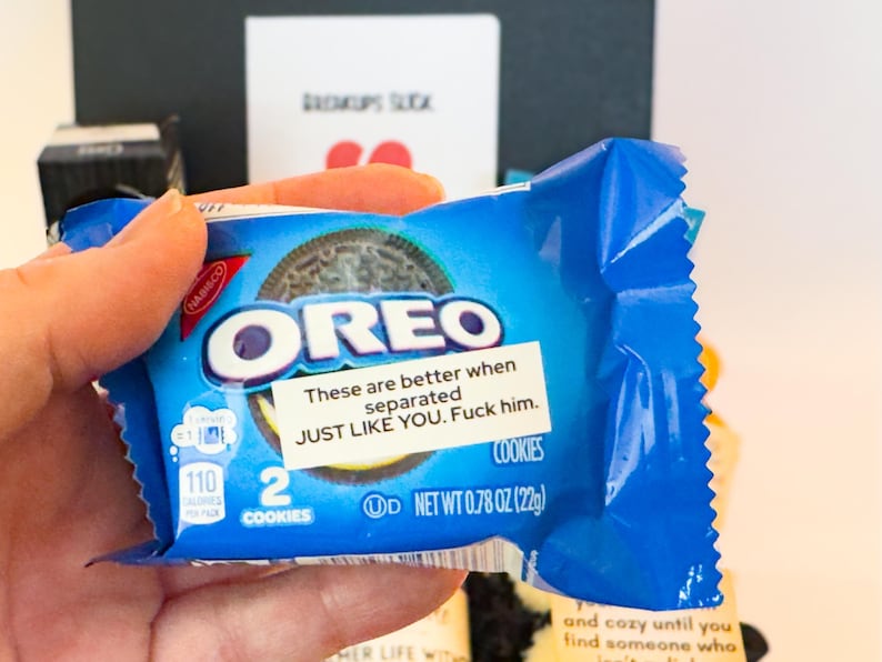 Puede incluir: Un paquete azul de galletas Oreo con el logo de Oreo y el texto "These are better when separated JUST LIKE YOU. Fuck him." El paquete contiene dos galletas y pesa 22g.