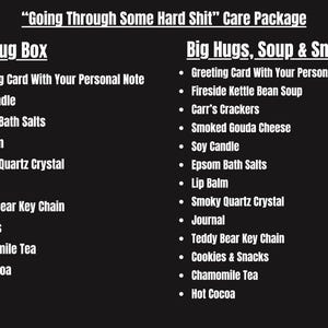 Op de afbeelding: Een zwarte informatieve afbeelding getiteld "Going Through Some Hard Shit" Care Package, met de inhoud voor twee opties: Big Hug Box en Big Hugs, Soup & Snacks. De items bevatten een wenskaart, sojakaars, badzout, lippenbalsem, kristal, dagboek, sleutelhanger en etenswaren.