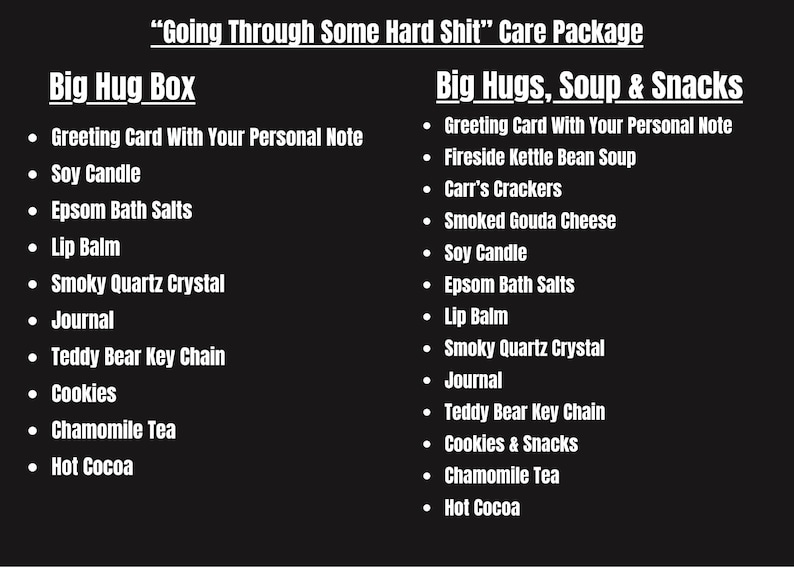 Op de afbeelding: Een zwarte informatieve afbeelding getiteld "Going Through Some Hard Shit" Care Package, met de inhoud voor twee opties: Big Hug Box en Big Hugs, Soup & Snacks. De items bevatten een wenskaart, sojakaars, badzout, lippenbalsem, kristal, dagboek, sleutelhanger en etenswaren.