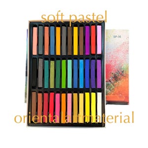 Op de afbeelding: Een set van 36 rechthoekige softpastelstaven gerangschikt in een zwarte plastic tray. De staven hebben een breed kleurenspectrum, waaronder rood, blauw, groen, geel en neutrale tinten. De verpakking bevat de tekst soft pastel en SP-36.