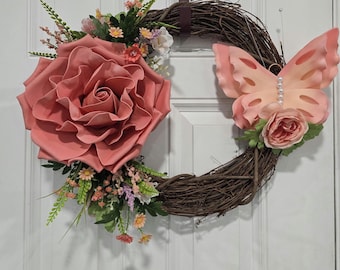 Corona floral de vid con mariposa / Corona de rosas rosadas / Decoración de puerta de primavera/verano /
