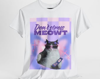 Könnte beinhalten: Weißes T-Shirt mit einem Aufdruck einer Katze mit Sonnenbrille und Blumenkranz, die ein Klapphandy hält. Der Aufdruck enthält den Text "Don't stress MEOWT" in Lila- und Rosatönen, vor einem karierten und sternenübersäten Hintergrund.