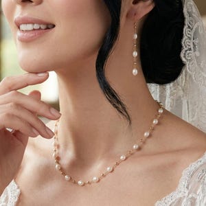 Puede incluir: Un letrero de madera rústica con la frase "Welcome to our home" en letras blancas. El letrero presenta un acabado envejecido y un diseño sencillo y acogedor, perfecto para un porche o entrada.