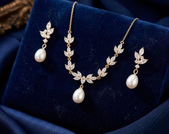 Orecchini pendenti con diamanti e perle, orecchini con perle d'acqua dolce, set di gioielli da sposa con cristalli, orecchini con diamanti e foglia d'oro, collana da sposa, regalo per damigella d'onore