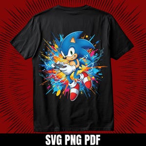 Może przedstawiać: Czarny t-shirt z kolorową grafiką Sonica the Jeża trzymającego kontroler do gier. Projekt zawiera żywe plamy niebieskiego, żółtego i różowego. Tekst "SVG PNG PDF" znajduje się na dole koszulki.