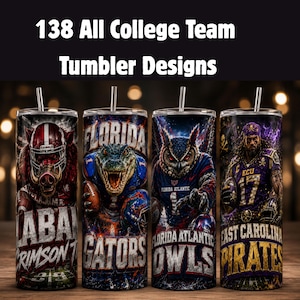 Może przedstawiać: Cztery cylindryczne kubki ze słomkami, każdy z grafikami różnych drużyn sportowych uczelni, w tym Alabama Crimson Tide, Florida Gators, Florida Atlantic Owls i East Carolina Pirates. Widoczny jest tekst 138 All College Team Tumbler Designs.
