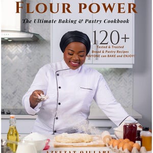 Puede incluir: Portada de libro de cocina "FLOUR POWER" con el subtítulo "The Ultimate Baking & Pastry Cookbook". La imagen presenta a una persona con una chaqueta de chef espolvoreando harina. La portada también incluye el texto "120+ Tested & Trusted Bread & Pastry Recipes ANYONE can BAKE and ENJOY!" y el nombre del autor, AZEEZAT OJULARI.