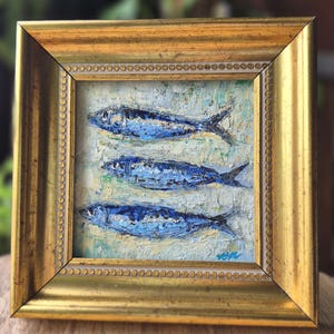 Origineel Olieverfschilderij “Drie Sardientjes” – Ingelijst Mini Kunstwerk op Paneel – Handgeschilderde Kustdecoratie