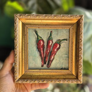 Drie rode chilipepers - Origineel ingelijst olieverfschilderij in vintage gouden lijst, getextureerd stilleven, kleine keukenmuurdecoratie