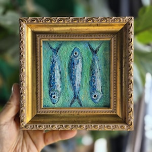 Originale Dipinto a Olio “Tre Sardine” – Mini Arte Incorniciata su Tavola – Decorazione Costiera Dipinta a Mano
