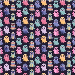 Può includere: Un motivo ripetitivo su sfondo scuro che raffigura piccoli fantasmi in stile cartone animato in vari colori, tra cui rosa, giallo, blu e viola. Alcuni fantasmi sono a tinta unita, mentre altri presentano strisce verticali o un motivo a quadri.